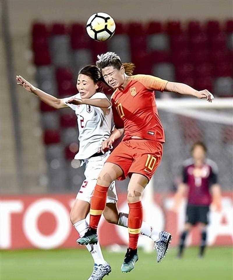 女子足球比赛中，选手们技艺精湛
